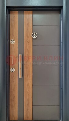 Коричневая входная дверь c МДФ панелью ЧД-01 в частный дом в Костроме