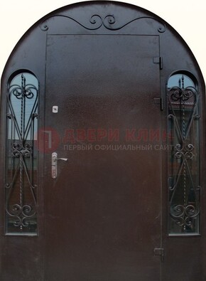Арочная дверь со стеклом и ковкой ДА-16 под старину в Костроме