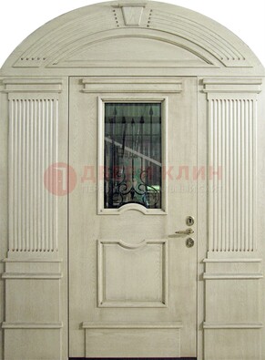 Белая входная дверь массив со стеклом и ковкой ДА-49 в Костроме