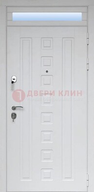 Белая металлическая дверь с фрамугой для коттеджа ДФГ-21 в Костроме
