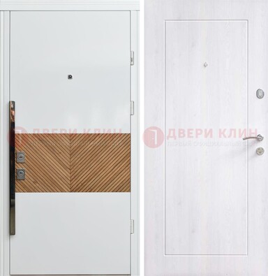 Белая железная дверь МДФ горизонтальной вставкой ДМ-265 в Костроме