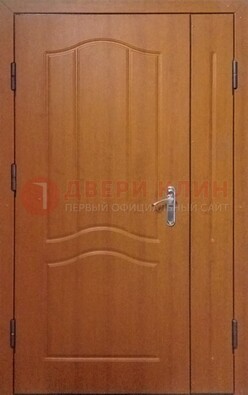 Коричневая двухстворчатая тамбурная дверь с МДФ ДМ-538 в Костроме