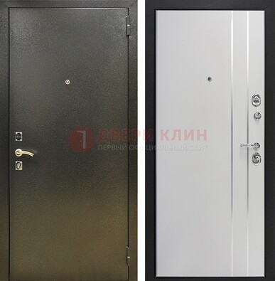 Железная темная дверь с порошковым покрытием и белая МДФ с молдингами  ДП-296 в Костроме