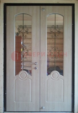 Парадная дверь со стеклянными вставками и ковкой ДПР-23 в деревянный дом в Пензе