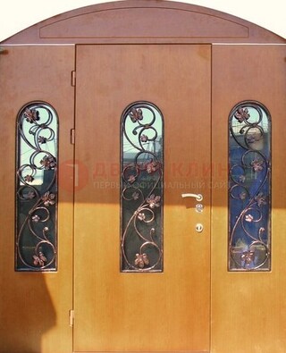 Парадная дверь со стеклянными вставками и ковкой ДПР-28 в общественное здание в Костроме