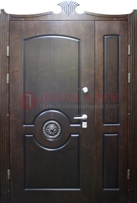Коричневая парадная дверь с украшением ДПР-52 с утеплением в Костроме