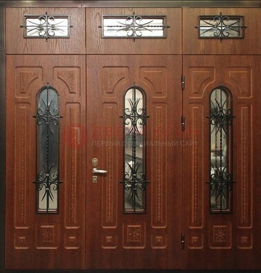 Парадная дверь с металлическими вставками и ковкой ДПР-72 в дом в Костроме