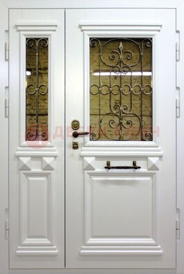 Белая парадная металлическая дверь со стеклом и ковкой ДПР-83 в Костроме