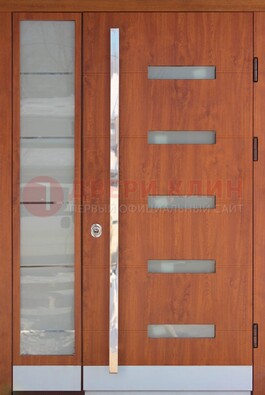 Коричневая металлическая дверь со стеклом ДС-72 в Костроме