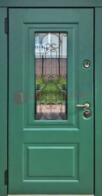 Зеленая металлическая дверь со стеклом и ковкой ДСК-113 в Костроме