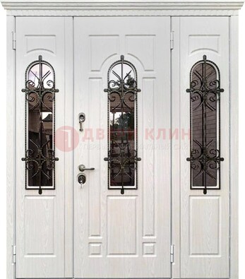 Белая распашная стальная дверь со стеклом и ковкой ДСК-125 в Костроме