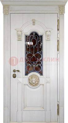 Белая железная дверь со стеклом и ковкой для кирпичного дома ДСК-155 в Костроме