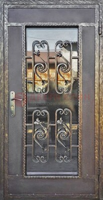 Коричневая наружная дверь порошок со стеклом и ковкой ДСК-160 в Костроме