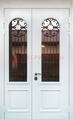 Белая стальная дверь стекло с ковкой и филенкой ДСК-201 в Костроме