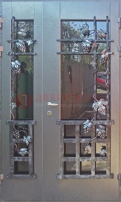 Распашная уличная дверь Порошок со стеклом и ковкой ДСК-221 в Кингисеппе