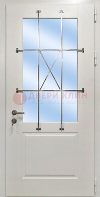 Белая простая железная дверь Винорит со стеклом и ковкой ДСК-257 в Костроме