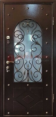 Влагостойкая дверь со стеклом и ковкой с декором ДСК-37 в Костроме