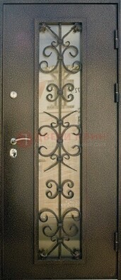Входная дверь Дверь со стеклом и ковкой черного цвета ДСК-76 для веранды в Костроме