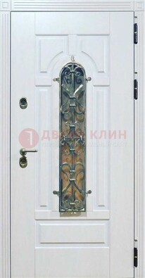 Белая остекленная металлическая дверь с ковкой ДСК-98 в Костроме
