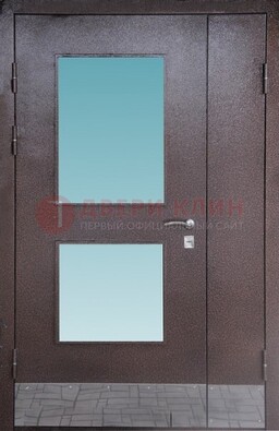 Коричневая тамбурная дверь со стеклянными вставками ДТМ-21 в Курске