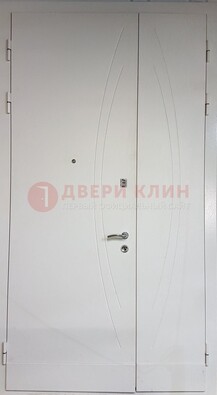 Белая тамбурная дверь ДТМ-31 в Великом Новгороде