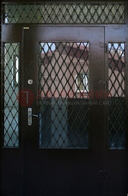Коричневая тамбурная дверь со стеклянными вставками и ковкой ДТМ-32 в Курске