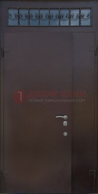 Коричневая тамбурная дверь со стеклянными вставками и ковкой ДТМ-39 в Костроме