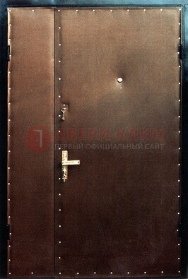 Коричневая тамбурная дверь с оформлением ДТМ-40 в Костроме