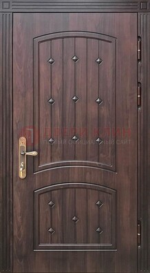 Коричневая уличная дверь с виноритом для дома ДВТ-235 в Костроме