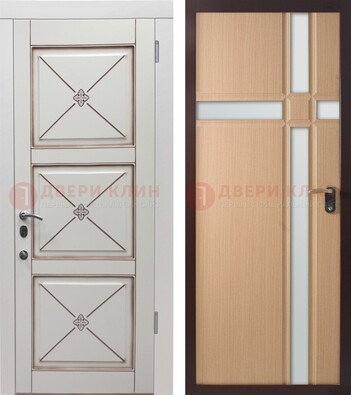 Белая уличная дверь с зеркальными вставками внутри ДЗ-94 в Костроме