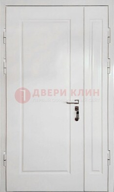 Полуторная металлическая дверь с МДФ в белом цвете ПЛ-24 в Костроме