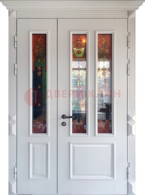 Белая полуторная металлическая дверь с витражом ВЖ-12 в Костроме