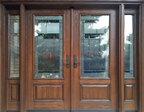 Распашная стальная дверь с массивом с витражом и фрамугами ВЖ-21 в Костроме