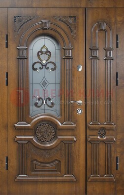Коричневая двухстворчатая железная дверь с МДФ и витражом ВЖ-32 в Костроме