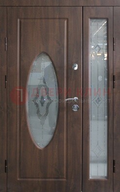 Коричневая двухстворчатая железная дверь с МДФ и витражом ВЖ-33 в Костроме